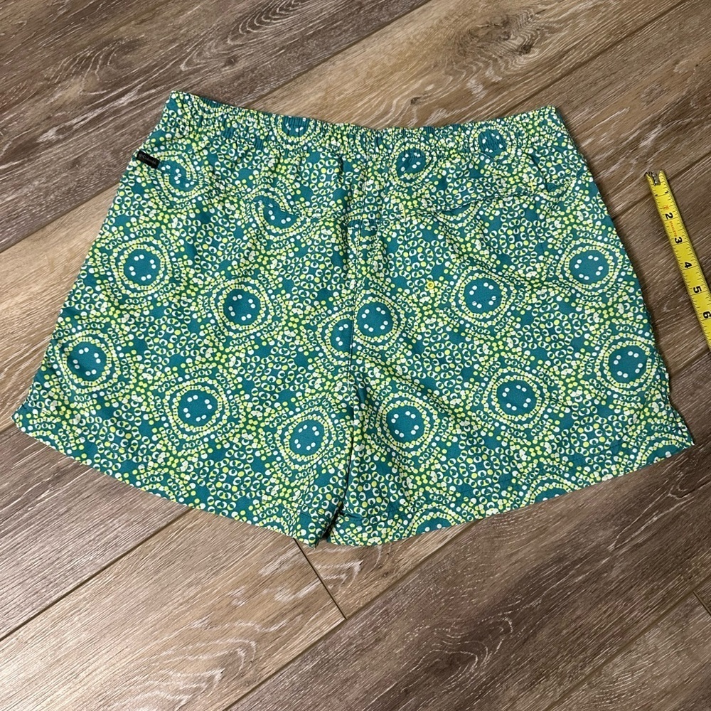 #4) Columbia 2 pockets multi color shorts excellent condition.